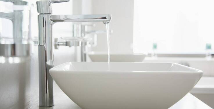 Sposoby na oszczędność wody w łazience - oszczędne baterie i miski WC