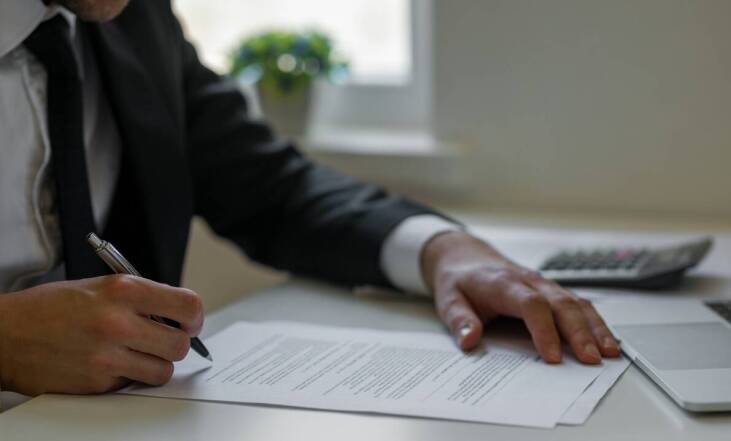 Sporządzanie umów handlowych: kluczowe elementy, na które należy zwrócić uwagę