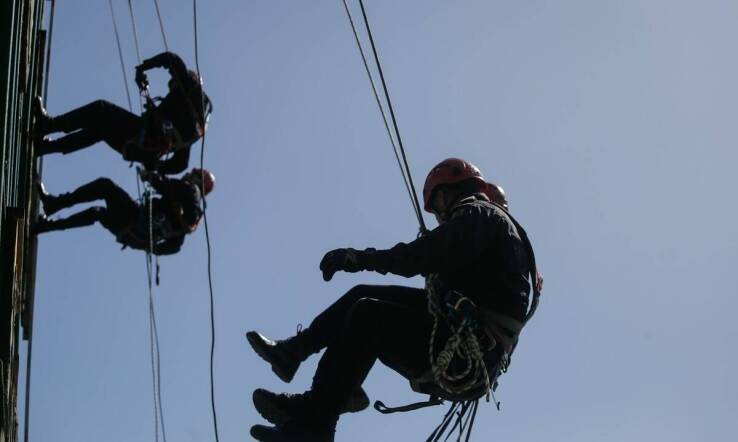 Bezpieczeństwo podczas skoków spadochronowych: co warto wiedzieć?