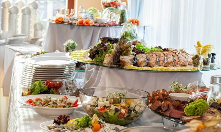 Jak dopasować menu do pory roku na różnych imprezach?