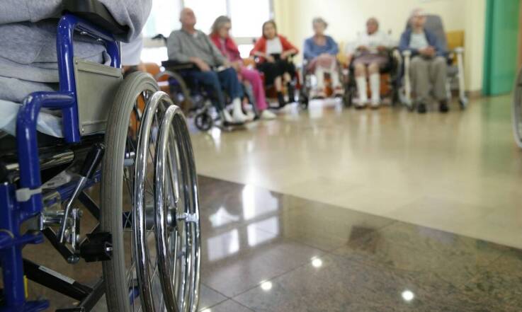 Rola wolontariatu w domach opieki w Łodzi – jak można pomóc?