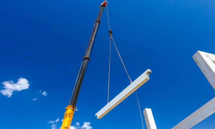 Dźwigi żurawie na placu budowy - jakie są ich główne zastosowania?