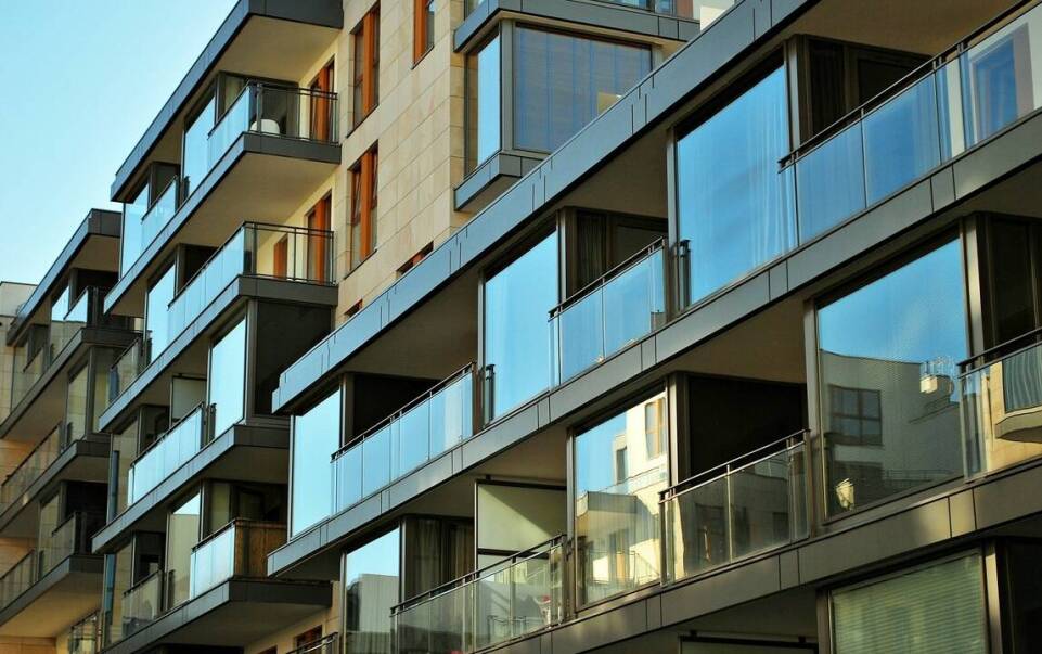 Balustrady szklane na balkony - bezpieczeństwo i estetyka