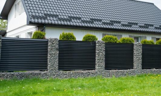 Ograniczenia prawne dotyczące ogrodzeń: co warto wiedzieć przed montażem?