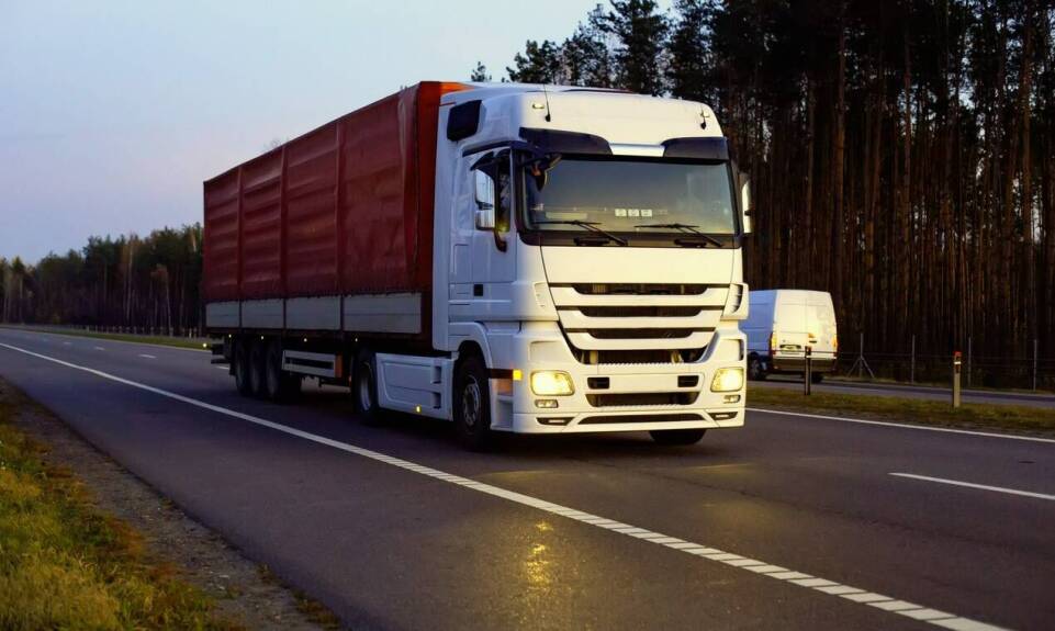 Jakie technologie wspierają transport aut z USA na lawecie?