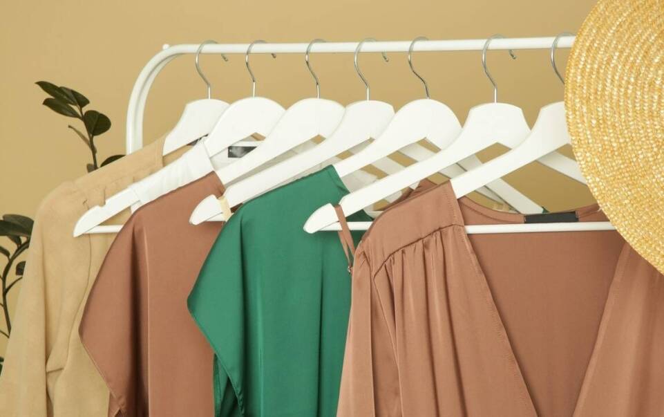 Beżowy płaszcz jesienny - idealne rozwiązanie na każdą okazję