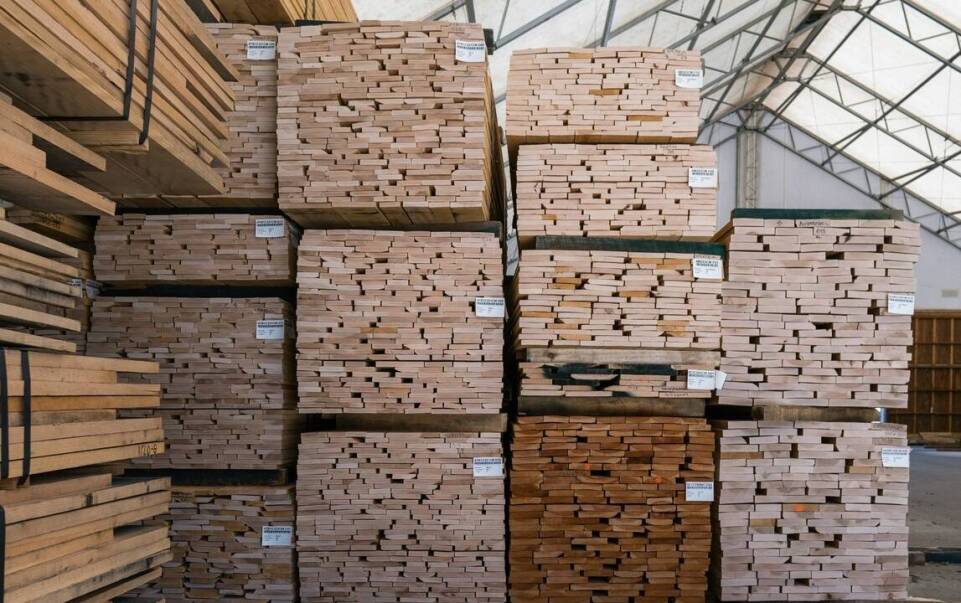 Produkcja drążków drewnianych - proces i zastosowanie w przemyśle meblarskim