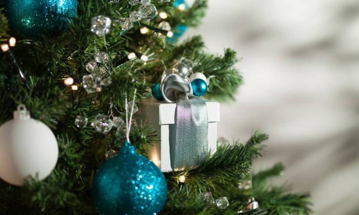 Bombki choinkowe a ekologiczne podejście do dekoracji – dlaczego szkło jest lepszym wyborem?