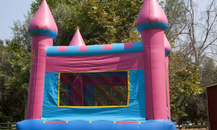 Dmuchane atrakcje na urodziny - co wybrać dla najmłodszych?