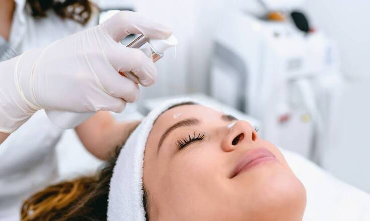 Jak dbać o skórę po zabiegach dermatologicznych w szpitalu?