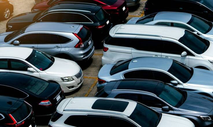 Co wpływa na zmiany cen parkingów w sezonie wakacyjnym?