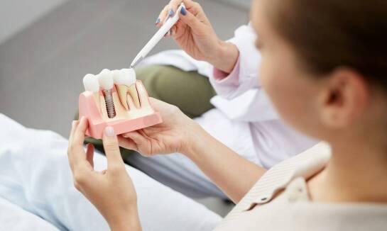 Jak wygląda zabieg wstawienia implantu zębowego?