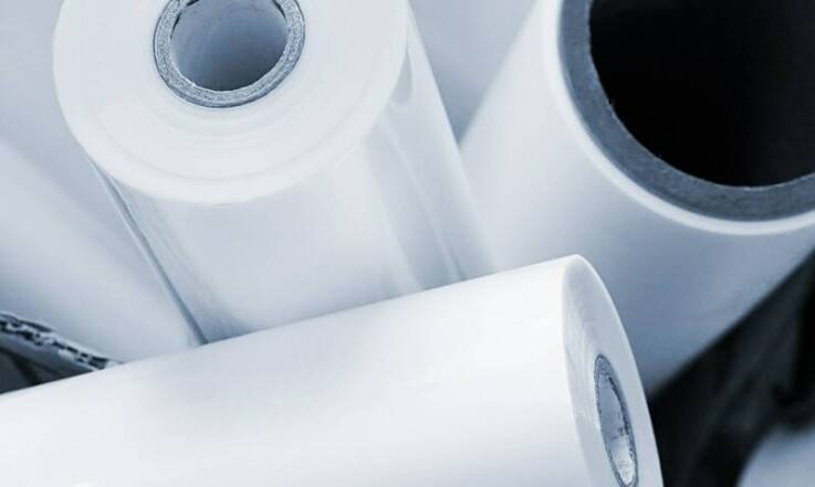 Jak folie termokurczliwe wpływają na dłuższą trwałość produktów?