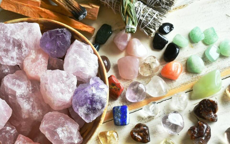 Rola korali z kamieniami naturalnymi w ekologicznej biżuterii – dlaczego są tak ważne?