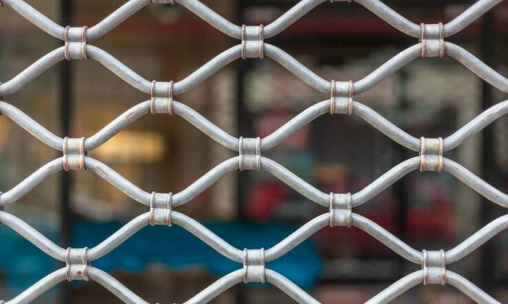 Jakie są zalety bram rolowanych w porównaniu do tradycyjnych modeli w Łomiankach?