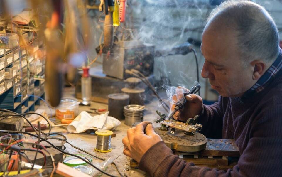 Jakie są różnice między naprawą zegarków mechanicznych a kwarcowych w ofercie zegarmistrza we Wrocławiu?
