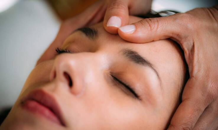 Jaki wpływ na kondycję skóry mają masaże twarzy?