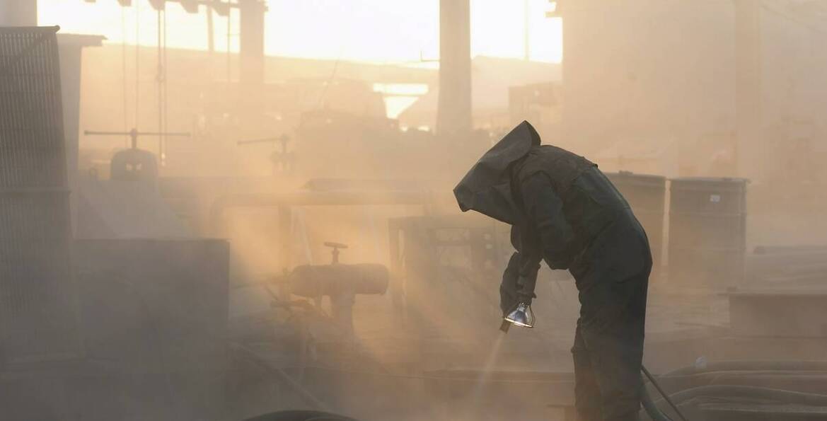 Jakie są najczęstsze błędy podczas śrutowania konstrukcji stalowych i jak ich unikać?