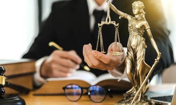 Wsparcie prawne w sprawach karnych: jakie usługi oferuje kancelaria radcy prawnego?