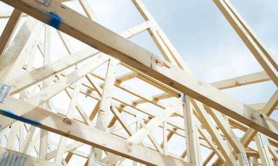 Jakie są różnice między różnymi typami więźb dachowych dostępnych na rynku?