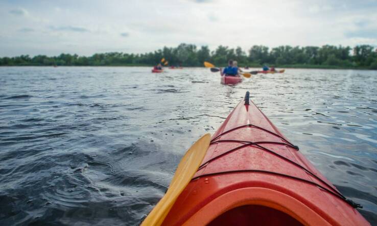 Fotografowanie i filmowanie podczas spływu kajakowego - jak uchwycić niezapomniane chwile?
