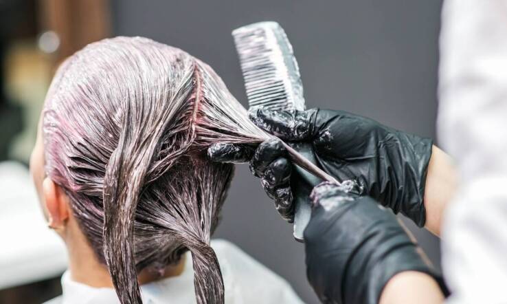 Trendy w pielęgnacji włosów - co nowego w ofercie salonów fryzjerskich?