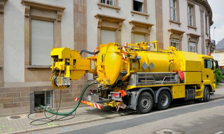 Proces wywozu szamba - co warto wiedzieć przed zamówieniem usługi?