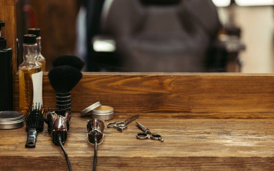 Farby do włosów fryzjerskie a pielęgnacja: jak łączyć koloryzację z regeneracją?