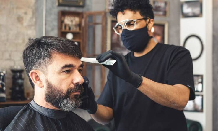 Pielęgnacja zarostu: jak dbać o brodę i wąsy? Wskazówki od fryzjera leśna