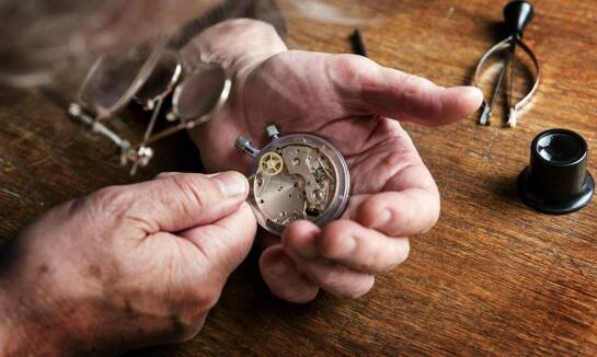 Co zrobić, gdy stary zegar przestaje działać? Przewodnik dla właścicieli