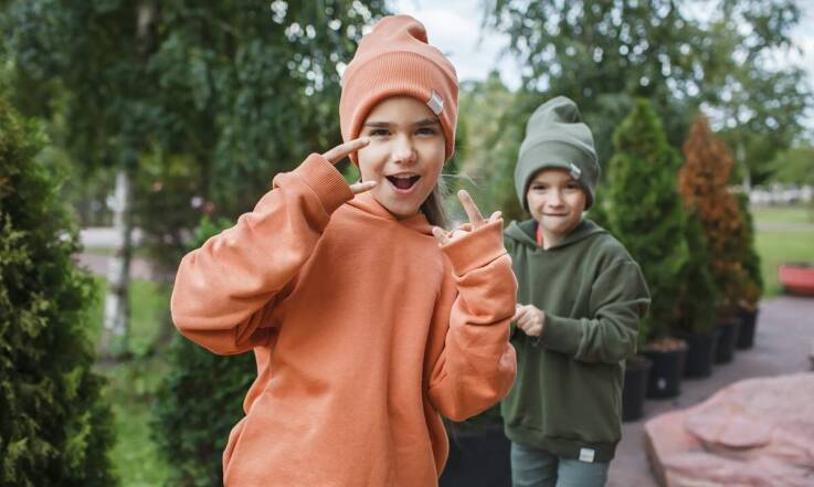 Jakie są zalety luźnego kroju ubrań dziecięcych?