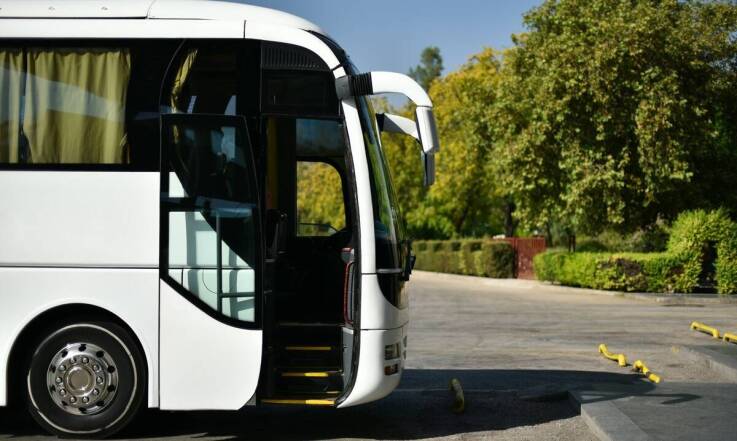Jak zorganizować transport na szkolenia z pomocą taniego busa osobowego?