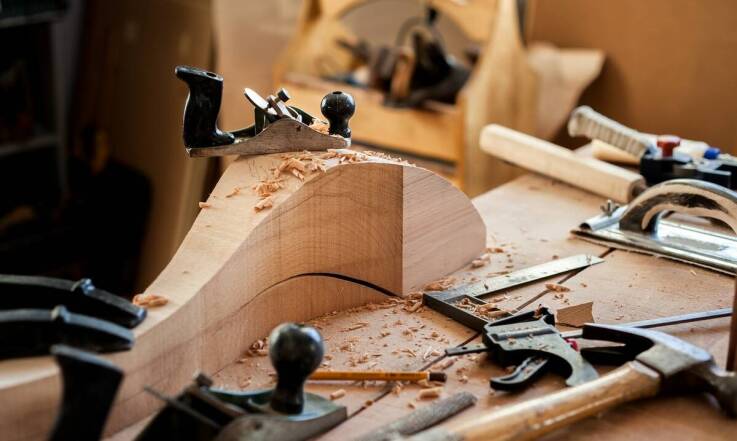 Drewniana muszka – jak ją zestawić z innymi akcesoriami?