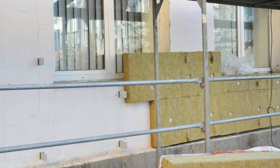 Jak dbać o daszek składany na balkon, aby służył przez lata?