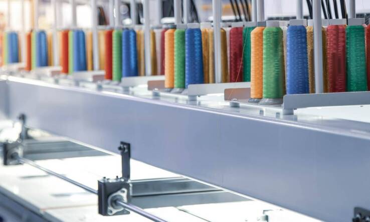 Dlaczego warto korzystać z usług lokalnych farbiarni w Łodzi przy produkcji dzianin?