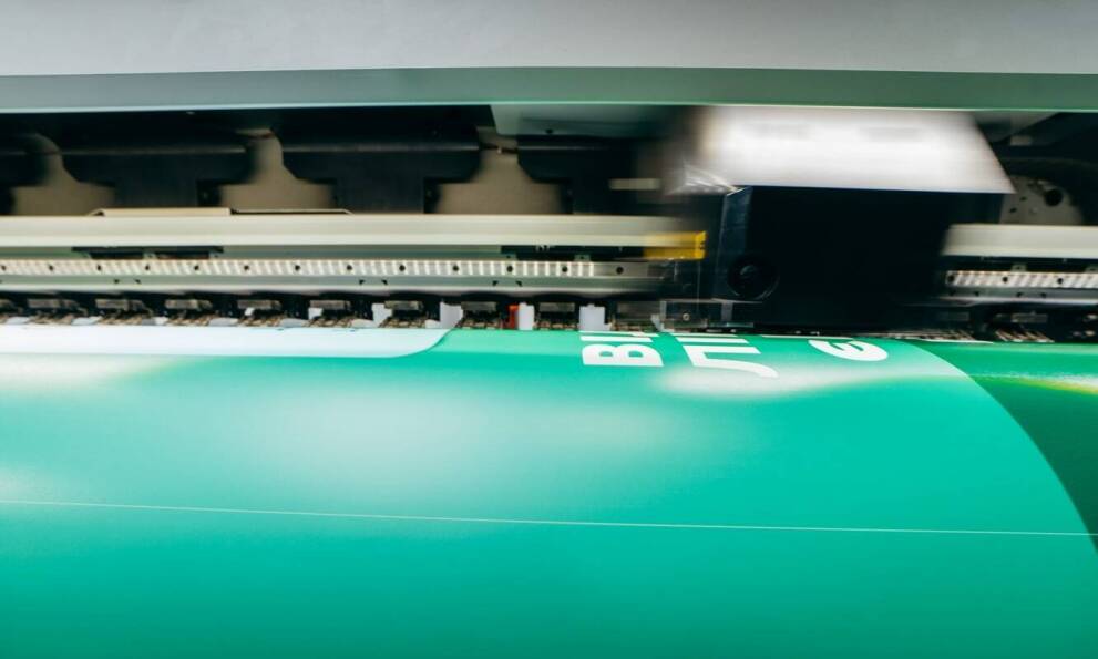 Drukowanie na folii do zadruku - jakie są możliwości i zalety tej technologii?