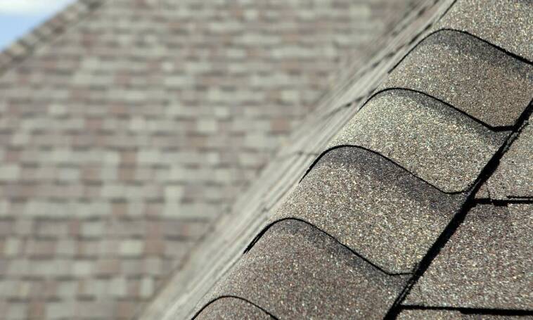 Kolory gontów bitumicznych – jak wybrać idealny odcień dla swojego dachu?