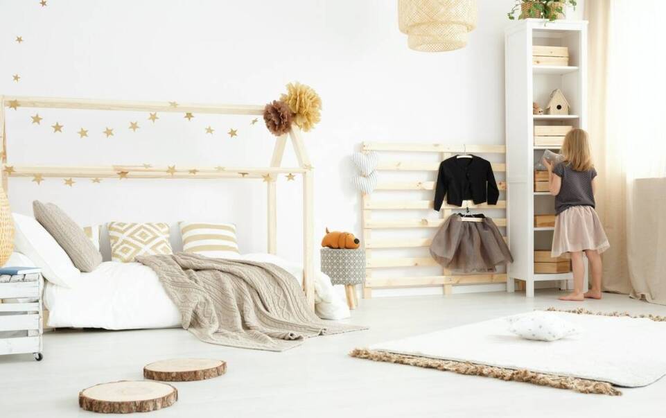 Kolorowe spódniczki z falbankami - jak je zestawiać z innymi ubraniami?