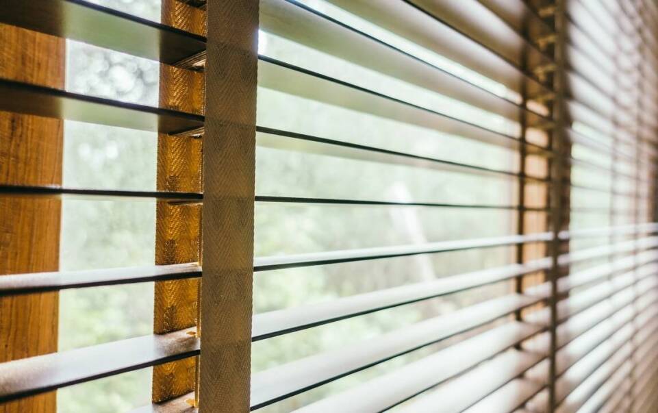 Żaluzje drewniane – elegancja i funkcjonalność w jednym rozwiązaniu