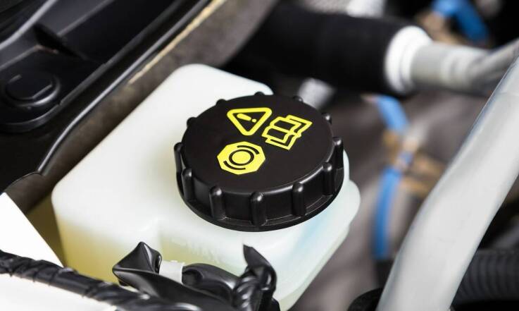 Jakie płyny i smary należy regularnie wymieniać w samochodzie?