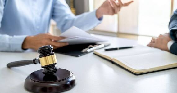 Jakie normy prawne regulują pomiary zrozumiałości mowy w systemach DSO?