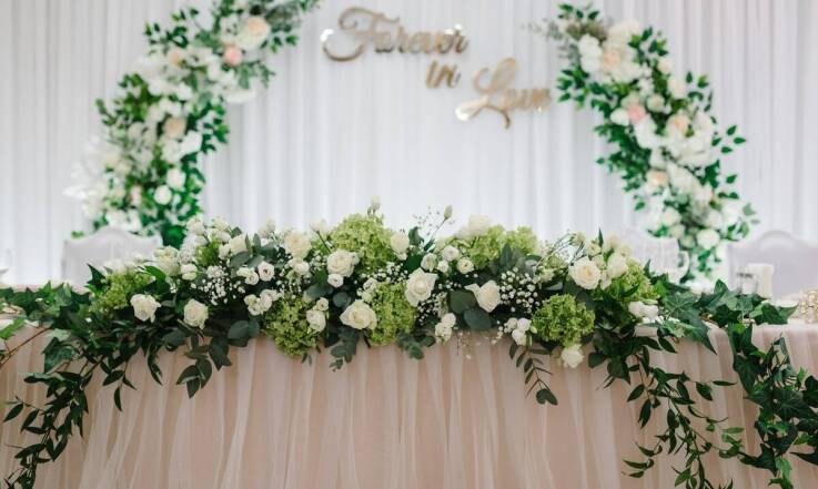 Kwiatowe dekoracje na wesela tematyczne - jak dostosować kompozycje do stylu uroczystości?