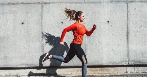 Zastosowanie technologii w produkcji bluz biegowych damskich – co nowego na rynku?