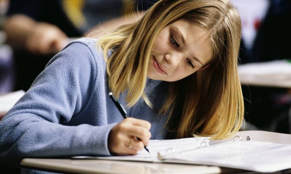 Jak "atlas dziur i szczelin" może pomóc w zrozumieniu literatury młodzieżowej?