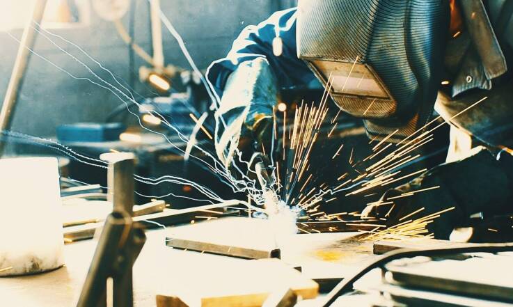 Wyzwania i możliwości w sektorze obróbki metali: rola specjalistów zewnętrznych