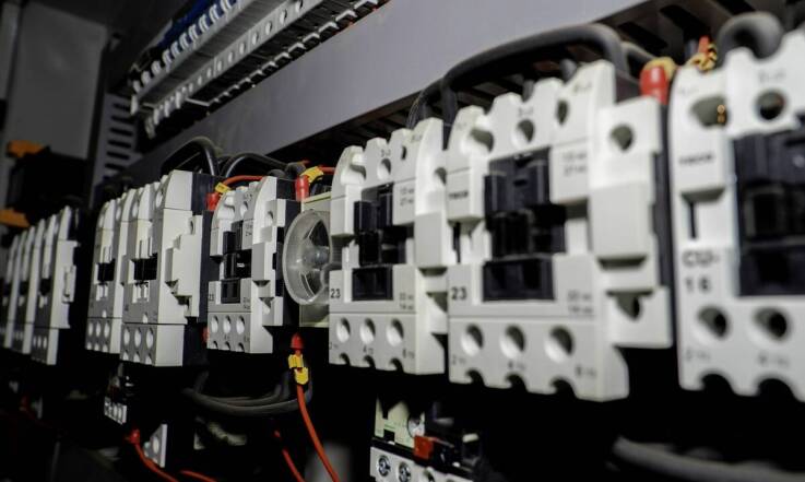 Automatyka przemysłowa a oszczędność energii: Jak bistabilne relacje mogą pomóc?