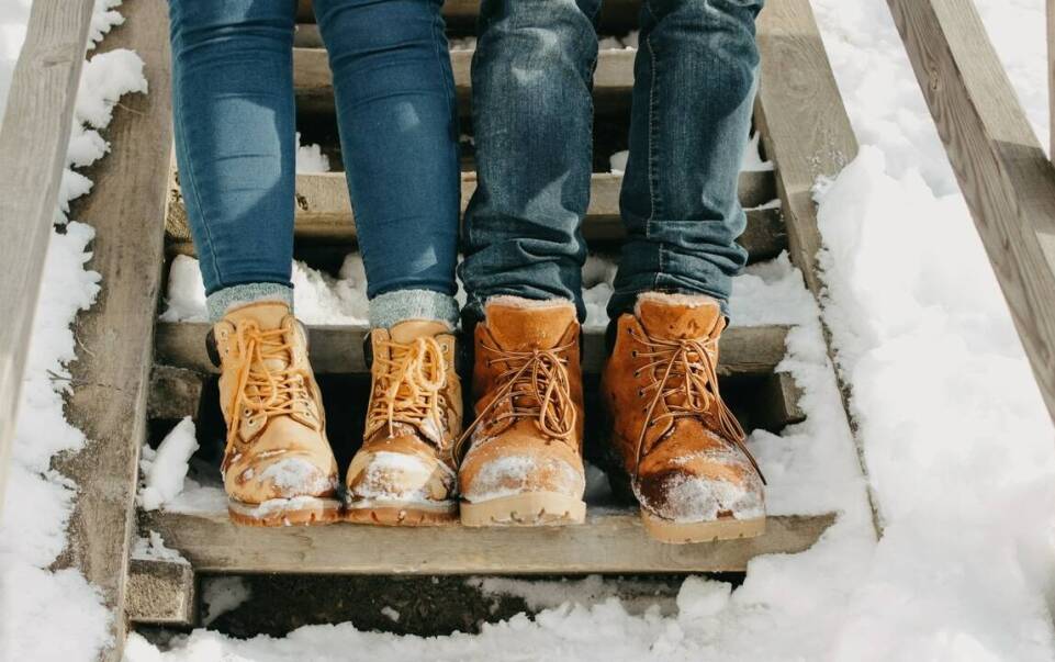 Zimowe buty skórzane – jak je stylizować na co dzień?