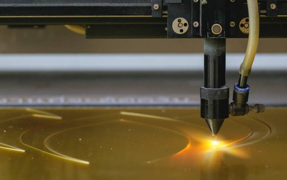 Wykorzystanie usług laserowych w branży tekstylnej: plisowanie, kreszowanie, wytłaczanie i grawerowanie