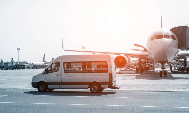 Czy warto wybrać transport na lotnisko w Poznaniu busem?