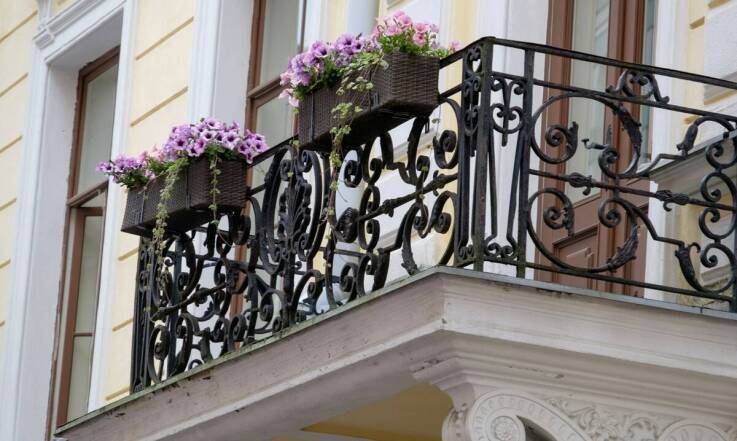 Jaką funkcję pełnią balustrady na okno balkonowe?